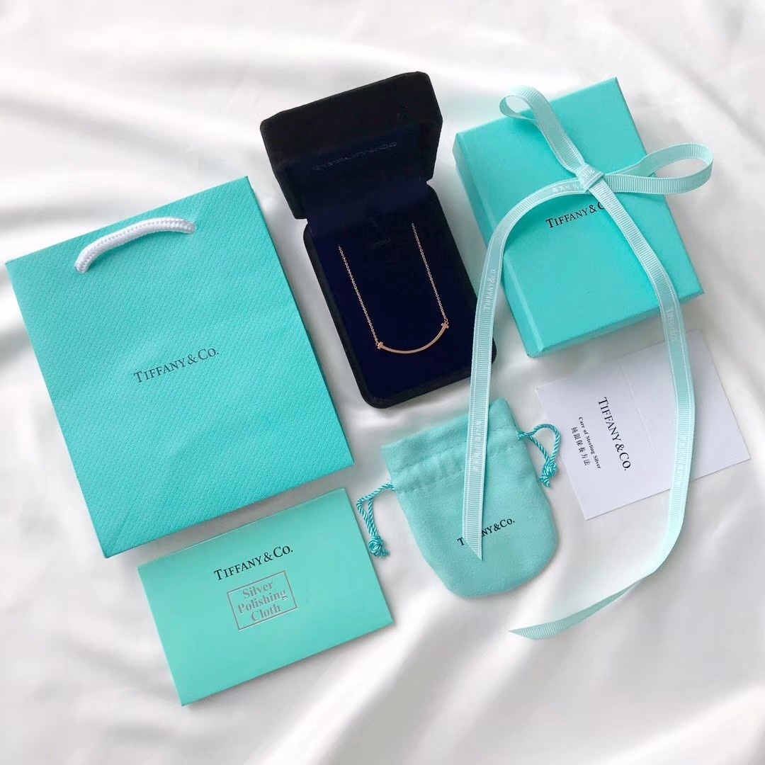 NO:103880,Final Battle with Double Eleven P95 Tiffany Smiling Necklace, Rose Gold!  The original one-to-one replica upgraded version!  With Tiffany counter K gold packaging!  Absolutely tall!  A smile will bring good luck. A smile faces every bit of life. The style is simple and atmospheric. The counter is priced at 6000 . The vacuum-plated 18K gold is made of sterling silver. The chain length is 45cm. It is classic, simple and atmospheric. It means beautiful. Smiling life!  Yuan Quan and Lin Xinru like one that many celebrities like, very elegant!  Perfect details!  ,tiffany necklace,tiffany,necklace,pure silver19860909决战双十一P95蒂芙尼笑脸项链,玫瑰金！原版一比一复刻升级版！配蒂芙尼专柜K金包装！绝对高大尚！微笑会带来好运,微笑面对生活中的点点滴滴,款式简单大气,专柜售价6000  纯银材质真空微镀18Ｋ真金,链条长度45cm,经典简单大气,寓意美好,微笑生活！袁泉林心如超多明星喜欢的一款,很有气质！细节完美！,蒂芙尼项链,tiffany,necklace,pure silver,Jewelry