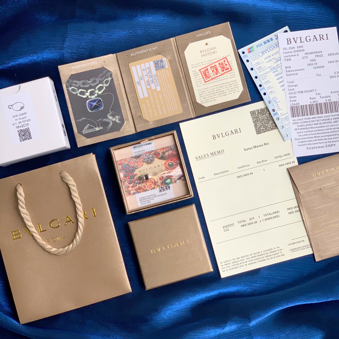 💰110 现货秒发！ 宝格丽手链！好货难求，数量有限，现货500条！
【专柜4400+，不打折！咱家一样的货，帮你轻松省一个亿】
出香港订单外贸公司渠道合作的正单代工出品！正品正品正品！重要的事情说三次！非仿货！随意进出专柜对比！支持验货！不满意包退换！不废话！（不影响二次销售！）
宝格丽BVLGARl小红人慈善纯银款项链
永远都不够货卖的节奏，男女均可。今年火了又火 很多明星都佩戴 在咱家买过的伙伴们都知道 有的亲跑到专柜对比 差一丝都没有 心比心做生意 外面市场货咱们就不对比了 没有可比性！
B.zero1系列银链黑色慈善手链，银链经过特殊处理一般不会掉色！不过敏！尺寸：吊坠0.7*0.9cm    长度：15cm-17.5cm🉑调节适合手围13-14-15-16的美美带
1⃣S925纯银+黑陶瓷打造！请认准市面唯一正版！内圈细节可辨真伪，LOGO清晰立体感，内有防伪钢印及防伪编码。
BVLGARI 陶瓷的打磨镶嵌，一道道工序下来也是需要不少时间，所以出品都是很别致的，每一条都是精雕细琢。
2⃣链条的粗细跟专柜是一模一样的，包括的链条上面的刻字。
3⃣小红人圆牌上的滴油处理，正品小红人滴油是在同一个平面，而市面上的大多数是凹进去的，和市面上低端仿品最本质的区别还有一点就是龙虾扣，大多数市面货用的是钢制或铜制龙虾扣，咱家是925纯银龙虾扣，只有龙虾扣内置弹簧是铁，做过渗碳处理，弹性十足！
人手一条，必入单品！
好货难求，数量有限，现货500条！
