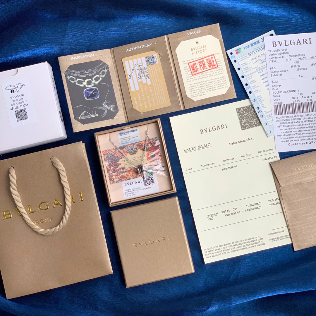 💰100 现货秒发！ 男女都可戴 专柜4800，不打折！咱家一样的货，帮你轻松省一个亿出香港订单外贸公司渠道合作的正单代工，随意进出专柜对比！支持验货！不满意包退换！不废话！（不影响二次销售！）宝格丽BVLGARl小红人慈善纯银款项链永远都不够货卖的节奏，男女均可。今年火了又火 很多明星都佩戴 在咱家买过的伙伴们都知道 有的亲跑到专柜对比 差一丝都没有 心比心做生意 外面市场货咱们就不对比了 没有可比性！B.zero1系列银链黑色慈善项链挂坠，银链经过特殊处理一般不会掉色！不过敏！尺寸：吊坠0.9*1.4cm    长度：38-42-46cm🉑调节1⃣S925纯银+黑陶瓷打造！请认准市面唯一正版！内圈细节可辨真伪，LOGO清晰立体感，内有防伪钢印及防伪编码。BVLGARI 陶瓷的打磨镶嵌，一道道工序下来也是需要不少时间，所以出品都是很别致的，每一条都是精雕细琢。2⃣链条的粗细跟专柜是一模一样的，包括的链条上面的刻字。还有就是黑色陶瓷那个吊坠，每一个吊坠的编码都完全不一样，到时候拿几条，随意一拍，每一条内里的编码都是不一样的。3⃣小红人圆牌上的滴油处理，正品小红人滴油是在同一个平面，而市面上的大多数是凹进去的，和市面上低端仿品最本质的区别还有一点就是龙虾扣，大多数市面货用的是钢制或铜制龙虾扣，咱家是925纯银龙虾扣，只有龙虾扣内置弹簧是铁，做过渗碳处理，弹性十足！人手一条，必入单品！好货难求，数量有限！
