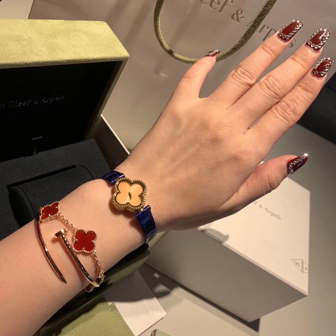 Van Cleef & Arpels 2020年最新品梵克雅宝“Sweet Alhambra ”系列表达幸运、健康、财富、爱慕等美好寓意 “每一分每一秒幸运相随” 重新诠释护身符一般的四叶草
