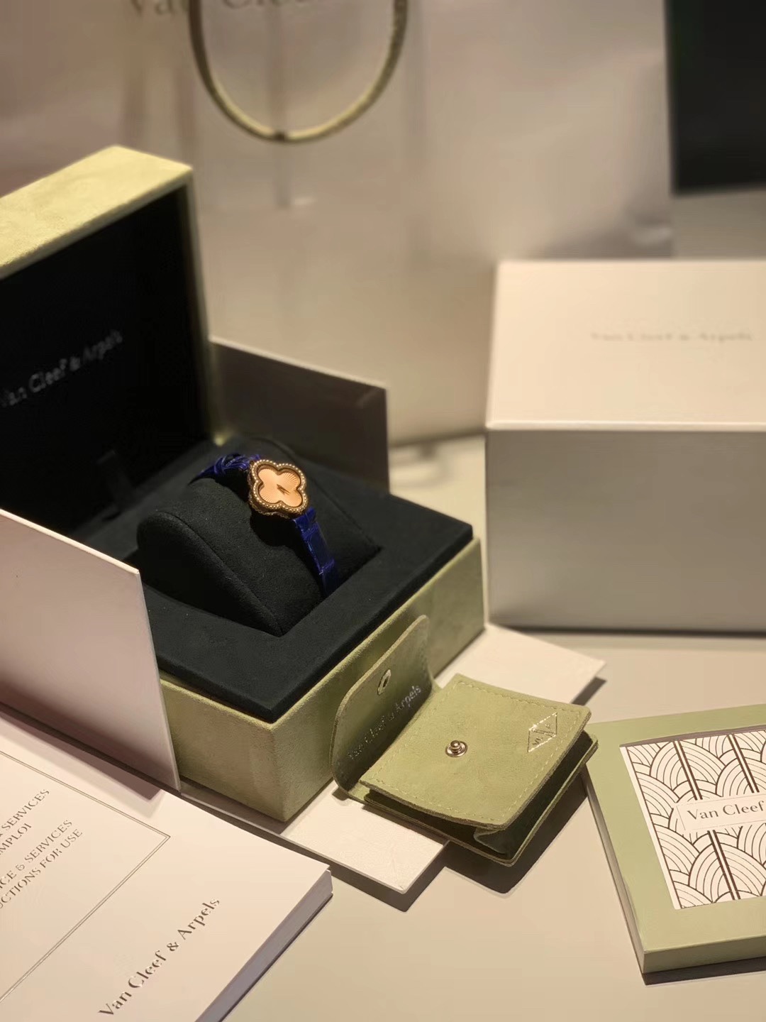 Van Cleef & Arpels 2020年最新品梵克雅宝“Sweet Alhambra ”系列表达幸运、健康、财富、爱慕等美好寓意 “每一分每一秒幸运相随” 重新诠释护身符一般的四叶草