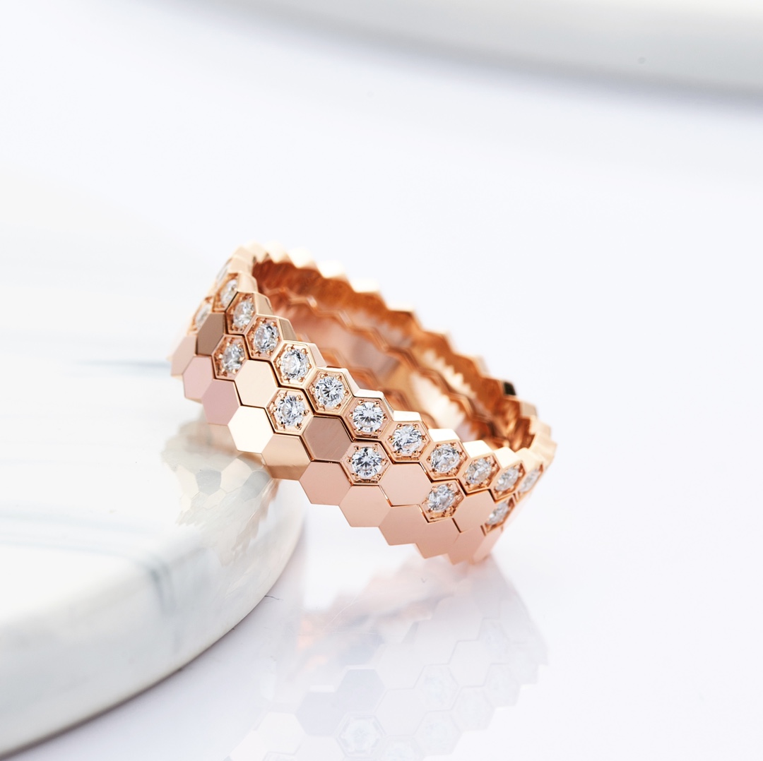P105
V金镀金CNC版本蜂窝戒指😍😍
整件都是精雕的，戒指可以叠戴完美契合无缝隙，钻位CNC精雕，无抛光死角，全部手工微镶，镶嵌工整，放大看细节🔍

做了满钻，半钻，光面。码数港10/12/14/16，全网最齐码！两个色，强烈推荐一套戴，好看到没朋友！😝