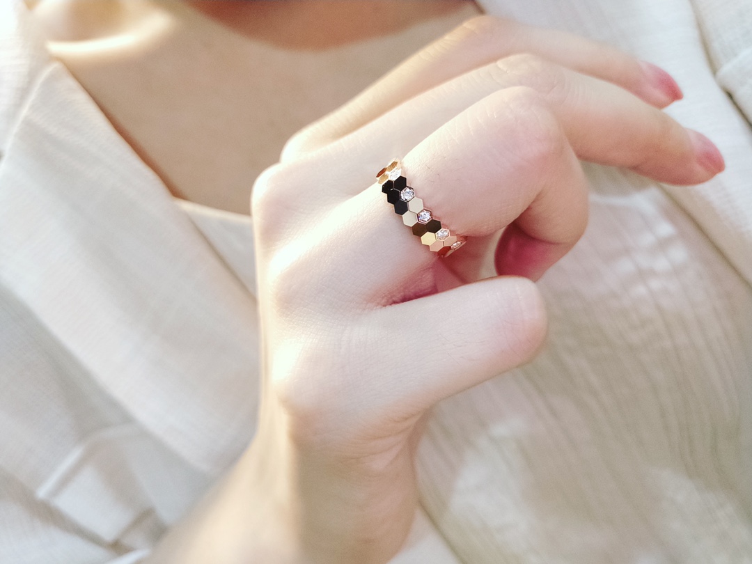 P105
V金镀金CNC版本蜂窝戒指😍😍
整件都是精雕的，戒指可以叠戴完美契合无缝隙，钻位CNC精雕，无抛光死角，全部手工微镶，镶嵌工整，放大看细节🔍

做了满钻，半钻，光面。码数港10/12/14/16，全网最齐码！两个色，强烈推荐一套戴，好看到没朋友！😝