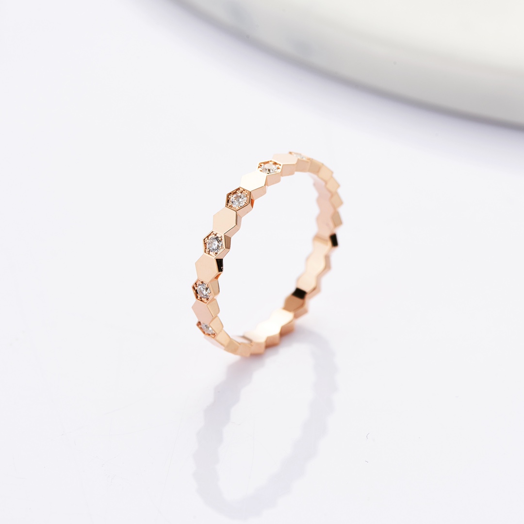 P105
V金镀金CNC版本蜂窝戒指😍😍
整件都是精雕的，戒指可以叠戴完美契合无缝隙，钻位CNC精雕，无抛光死角，全部手工微镶，镶嵌工整，放大看细节🔍

做了满钻，半钻，光面。码数港10/12/14/16，全网最齐码！两个色，强烈推荐一套戴，好看到没朋友！😝