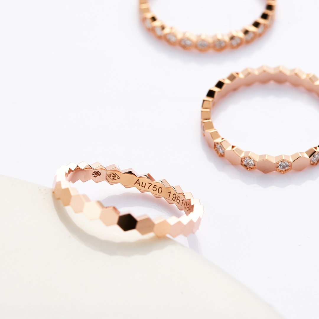 P105
V金镀金CNC版本蜂窝戒指😍😍
整件都是精雕的，戒指可以叠戴完美契合无缝隙，钻位CNC精雕，无抛光死角，全部手工微镶，镶嵌工整，放大看细节🔍

做了满钻，半钻，光面。码数港10/12/14/16，全网最齐码！两个色，强烈推荐一套戴，好看到没朋友！😝