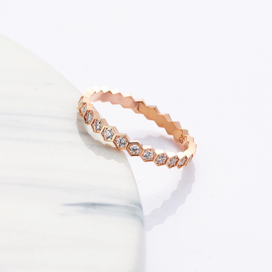 P105
V金镀金CNC版本蜂窝戒指😍😍
整件都是精雕的，戒指可以叠戴完美契合无缝隙，钻位CNC精雕，无抛光死角，全部手工微镶，镶嵌工整，放大看细节🔍

做了满钻，半钻，光面。码数港10/12/14/16，全网最齐码！两个色，强烈推荐一套戴，好看到没朋友！😝