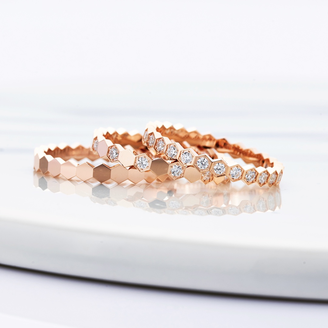 P105
V金镀金CNC版本蜂窝戒指😍😍
整件都是精雕的，戒指可以叠戴完美契合无缝隙，钻位CNC精雕，无抛光死角，全部手工微镶，镶嵌工整，放大看细节🔍

做了满钻，半钻，光面。码数港10/12/14/16，全网最齐码！两个色，强烈推荐一套戴，好看到没朋友！😝