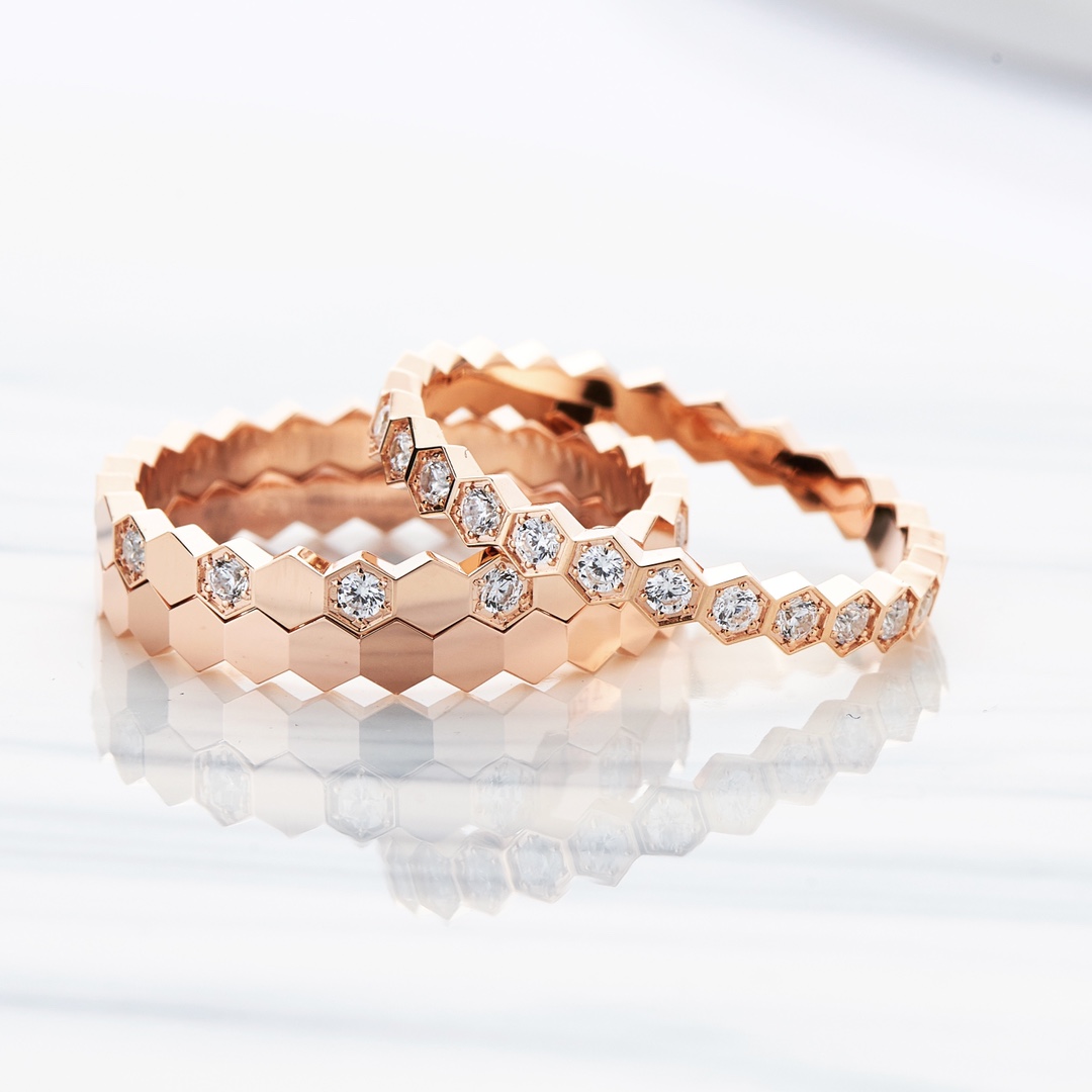 P105
V金镀金CNC版本蜂窝戒指😍😍
整件都是精雕的，戒指可以叠戴完美契合无缝隙，钻位CNC精雕，无抛光死角，全部手工微镶，镶嵌工整，放大看细节🔍

做了满钻，半钻，光面。码数港10/12/14/16，全网最齐码！两个色，强烈推荐一套戴，好看到没朋友！😝