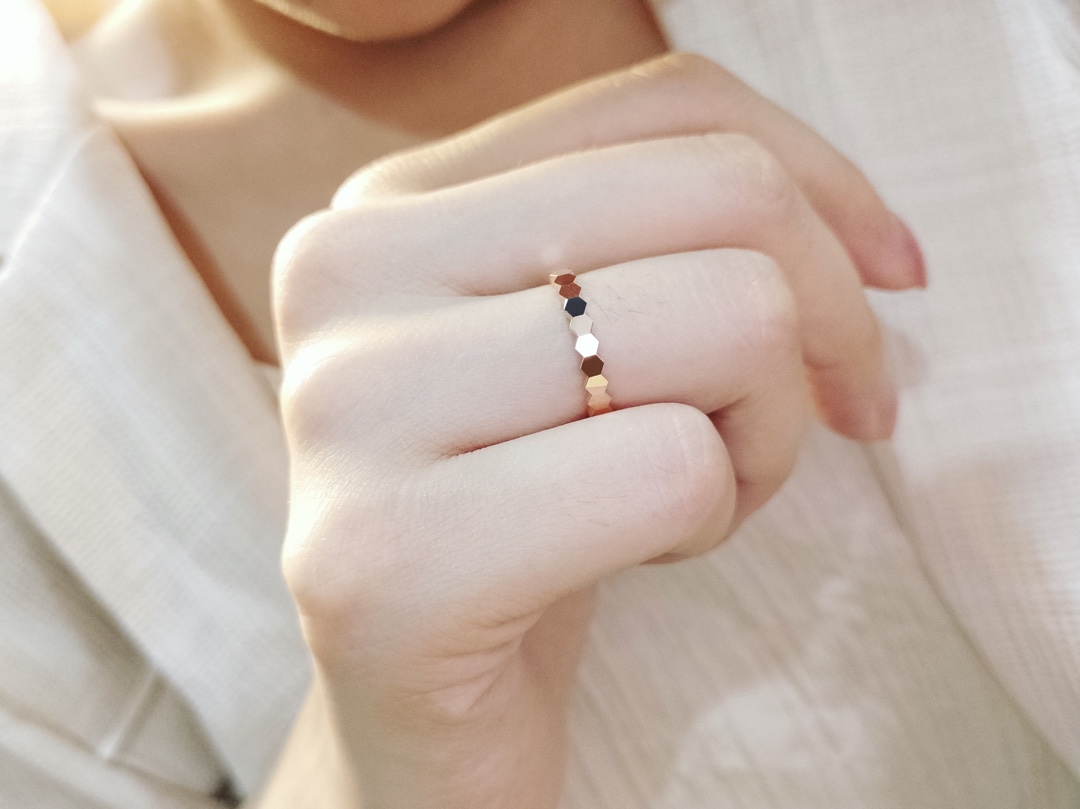 P105
V金镀金CNC版本蜂窝戒指😍😍
整件都是精雕的，戒指可以叠戴完美契合无缝隙，钻位CNC精雕，无抛光死角，全部手工微镶，镶嵌工整，放大看细节🔍

做了满钻，半钻，光面。码数港10/12/14/16，全网最齐码！两个色，强烈推荐一套戴，好看到没朋友！😝