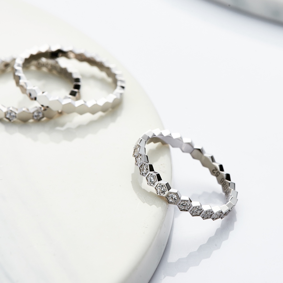 P105
码数港10/12/14/16 全网最齐码！两个色，强烈推荐一套戴，好看到没朋友！😝