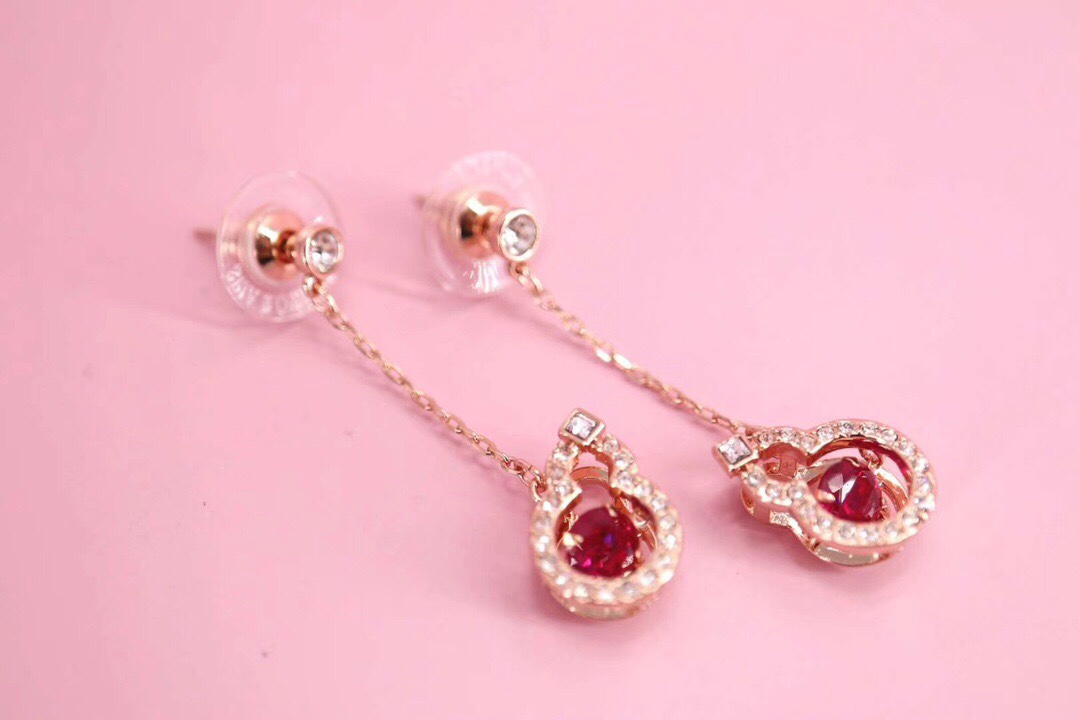 ❤️85包邮/原单代购级别
施华洛世奇Swarovski 好运葫芦 红色跳动耳环 

这款带有一个象征好运的中国图案，密镶仿水晶的葫芦饰框内，镶有一颗深红色Swarovski仿水晶，展现美不胜收的光彩。
