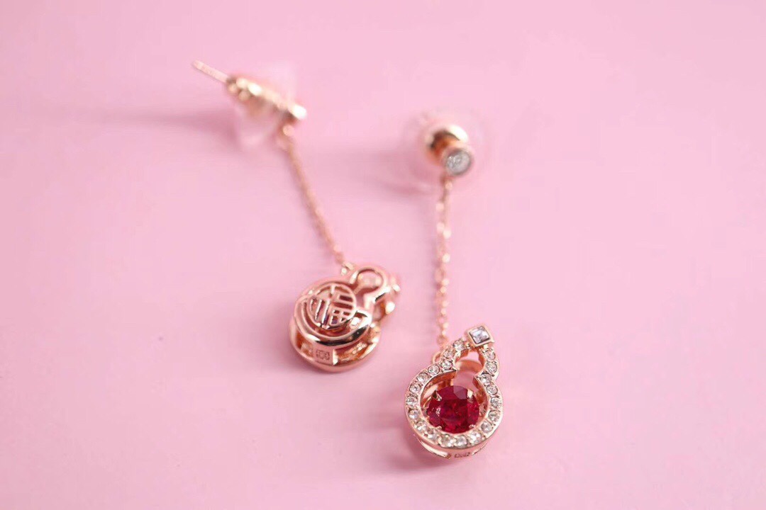 ❤️85包邮/原单代购级别
施华洛世奇Swarovski 好运葫芦 红色跳动耳环 

这款带有一个象征好运的中国图案，密镶仿水晶的葫芦饰框内，镶有一颗深红色Swarovski仿水晶，展现美不胜收的光彩。
