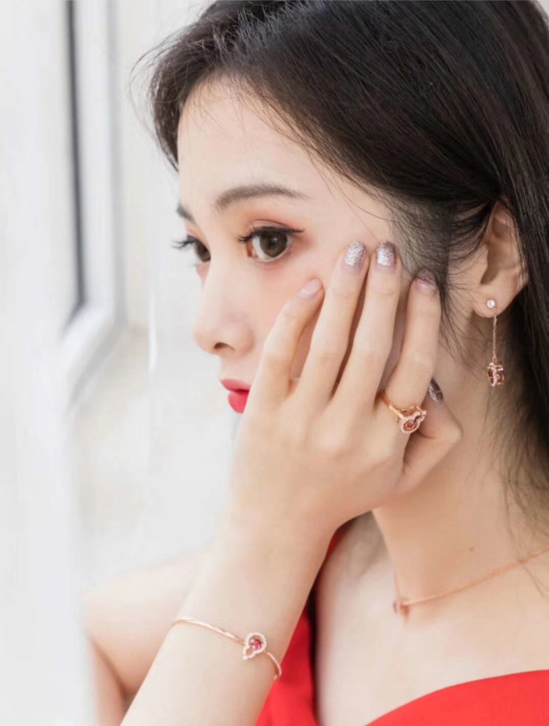 ❤️85包邮/原单代购级别
施华洛世奇Swarovski 好运葫芦 红色跳动耳环 

这款带有一个象征好运的中国图案，密镶仿水晶的葫芦饰框内，镶有一颗深红色Swarovski仿水晶，展现美不胜收的光彩。