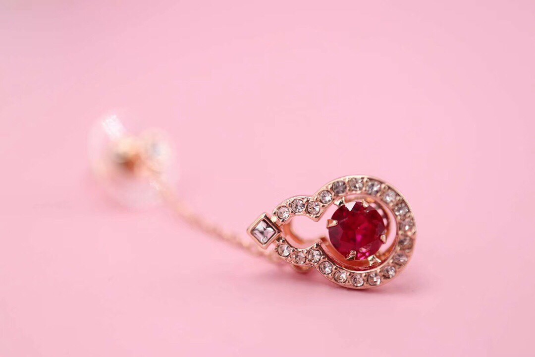 ❤️85包邮/原单代购级别
施华洛世奇Swarovski 好运葫芦 红色跳动耳环 

这款带有一个象征好运的中国图案，密镶仿水晶的葫芦饰框内，镶有一颗深红色Swarovski仿水晶，展现美不胜收的光彩。