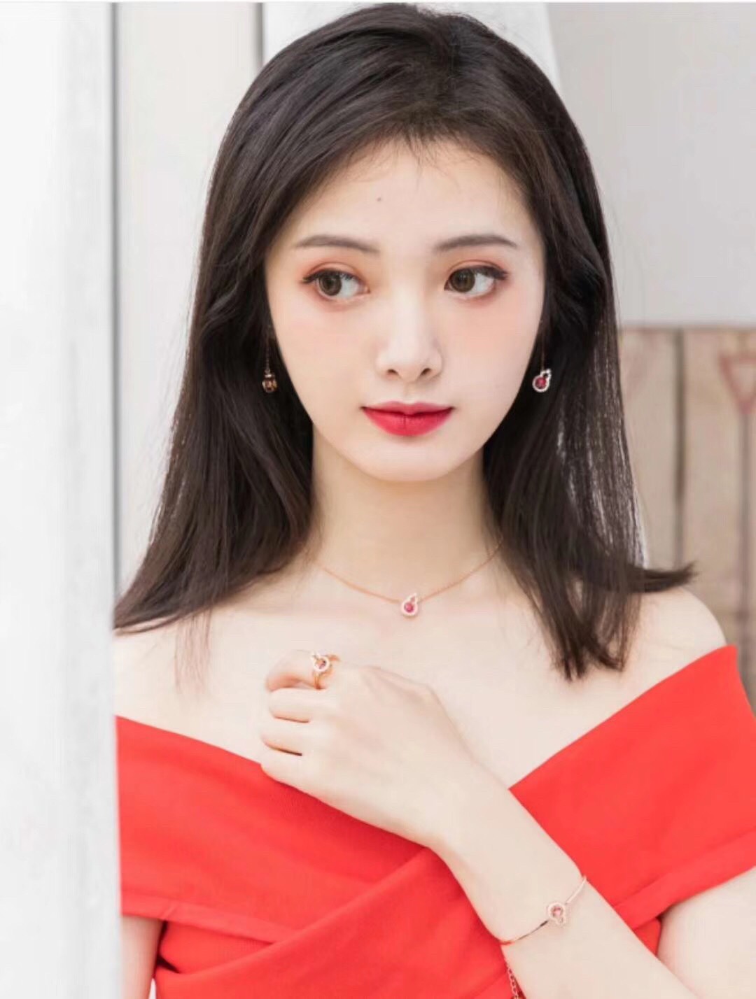 ❤️85包邮/原单代购级别
施华洛世奇Swarovski 好运葫芦 红色跳动耳环 

这款带有一个象征好运的中国图案，密镶仿水晶的葫芦饰框内，镶有一颗深红色Swarovski仿水晶，展现美不胜收的光彩。