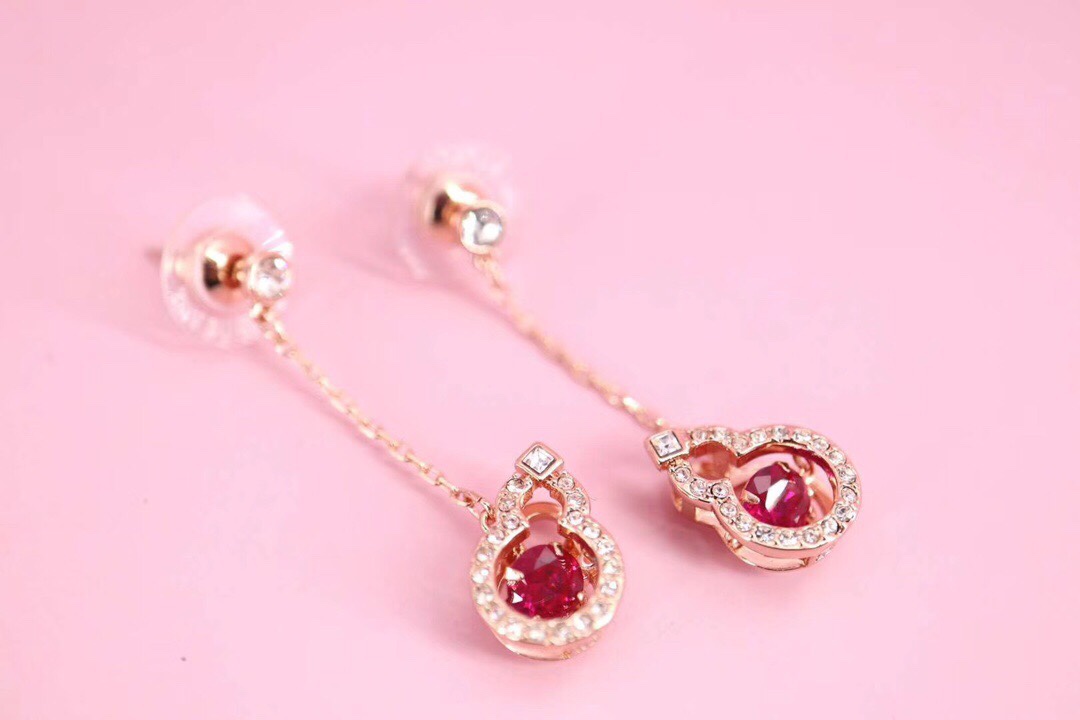 ❤️85包邮/原单代购级别
施华洛世奇Swarovski 好运葫芦 红色跳动耳环 

这款带有一个象征好运的中国图案，密镶仿水晶的葫芦饰框内，镶有一颗深红色Swarovski仿水晶，展现美不胜收的光彩。
