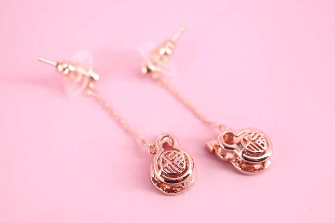 ❤️85包邮/原单代购级别
施华洛世奇Swarovski 好运葫芦 红色跳动耳环 

这款带有一个象征好运的中国图案，密镶仿水晶的葫芦饰框内，镶有一颗深红色Swarovski仿水晶，展现美不胜收的光彩。