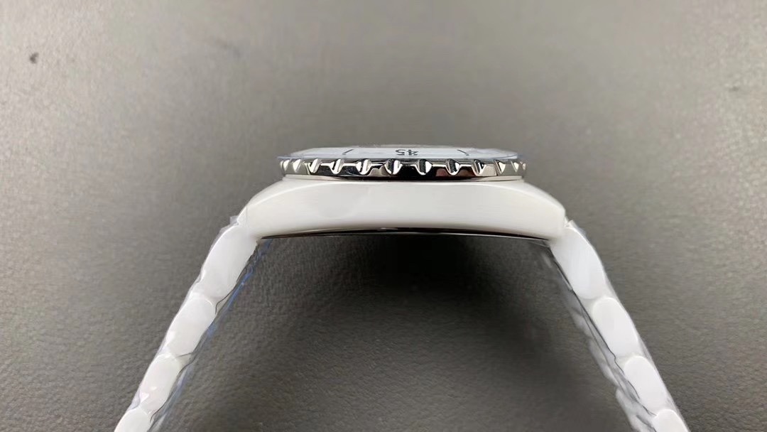 Chanel 香奈儿J12陶瓷女表腕表，33mm