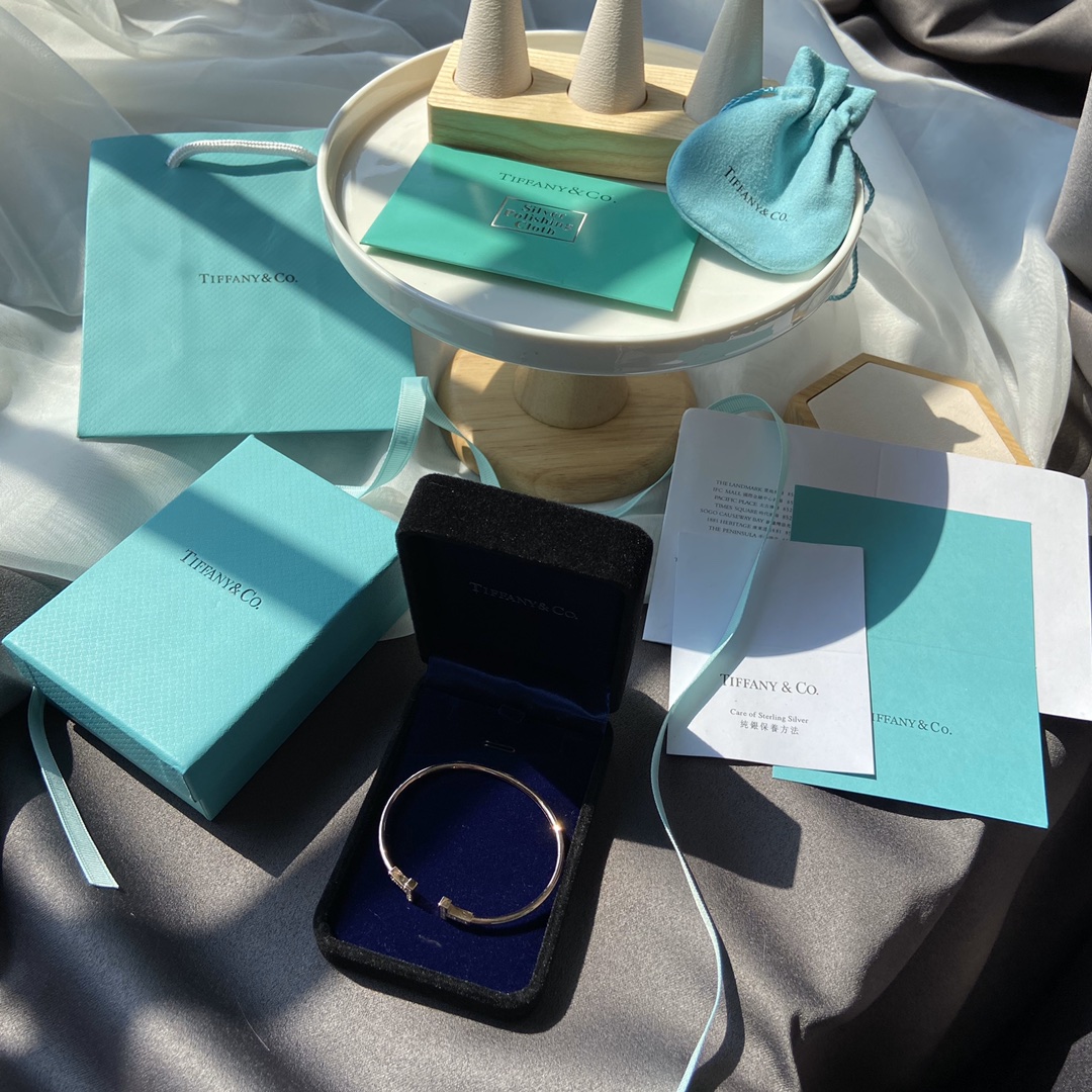 NO:102315,Tiffany&Co Tiffany T series diamond-inlaid bracelets have outstanding wear effect~simple, fresh, elegant temperament~Continue to book~with a full set of packaging for the counter!  ,Tiffany bracelet19860909Tiffany&Co蒂芙尼T系列镶钻手镯 佩戴效果突出～简约,清新,优雅气质～ 继续预订～配专柜全套包装！,蒂芙尼手镯,tiffany,bracelet,Jewelry