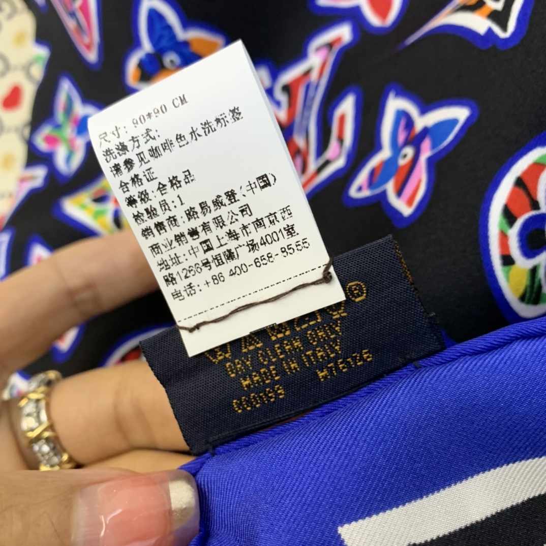 LV路易威登涂鸦风格波普印花ABC Monogram 真丝方巾M76126