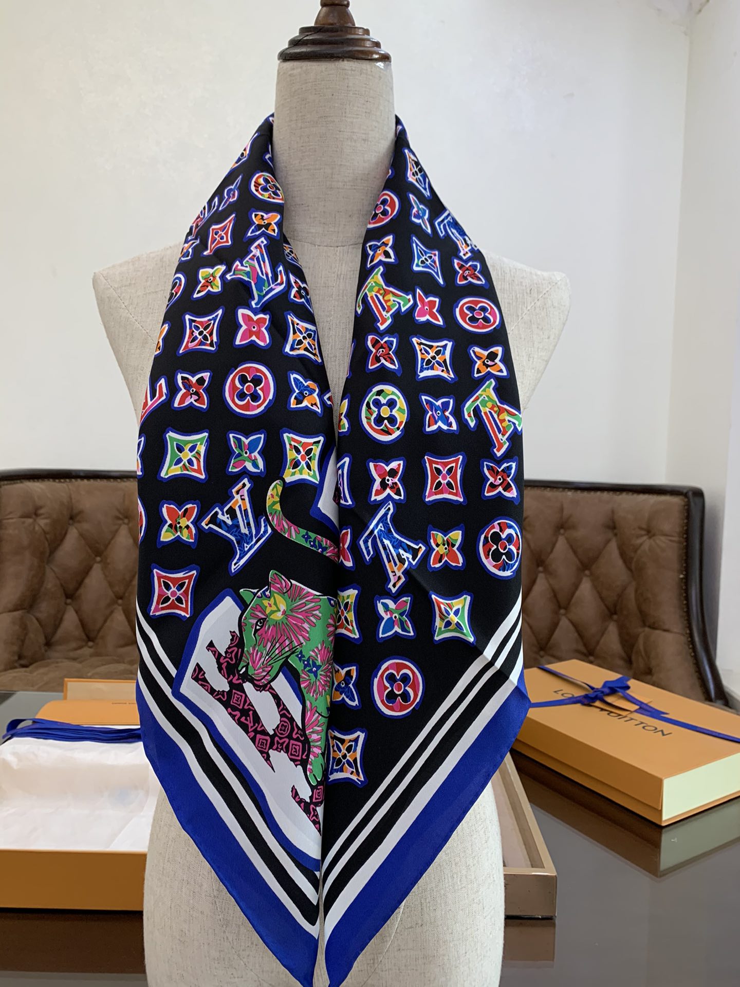 LV路易威登涂鸦风格波普印花ABC Monogram 真丝方巾M76126