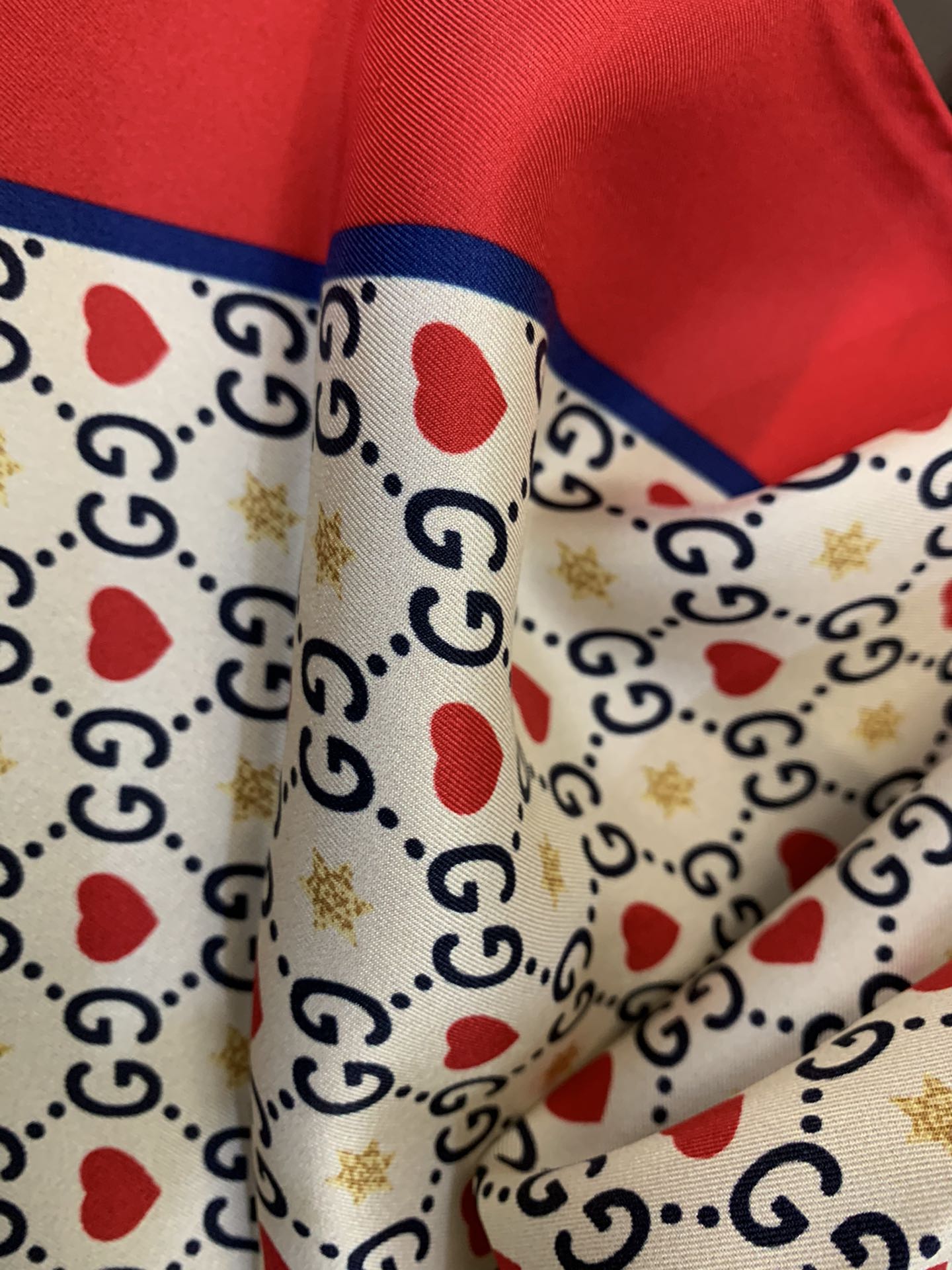 GUCCI古驰双G字母交织图案100%真丝围巾