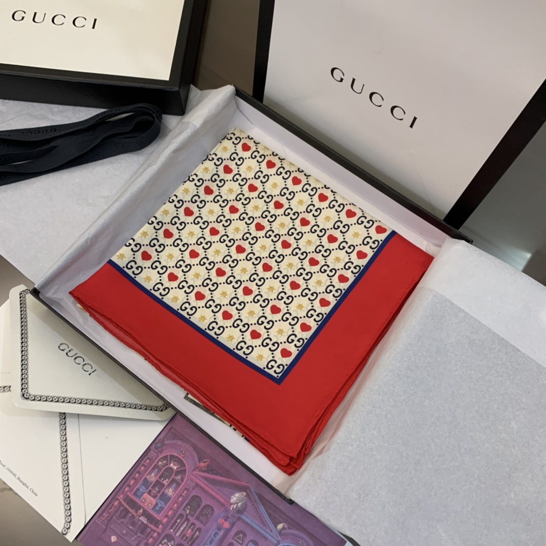 GUCCI古驰双G字母交织图案100%真丝围巾