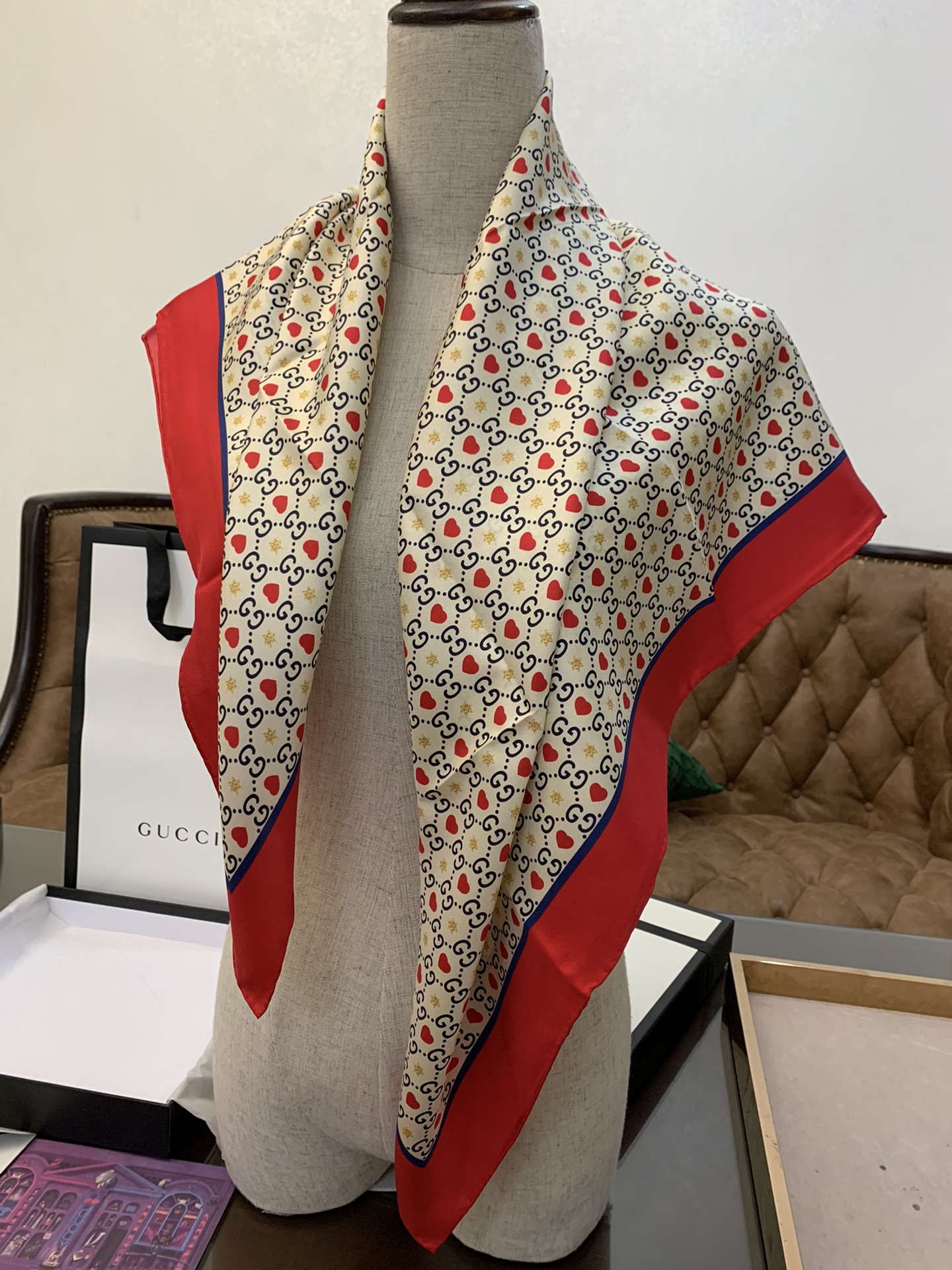 GUCCI古驰双G字母交织图案100%真丝围巾