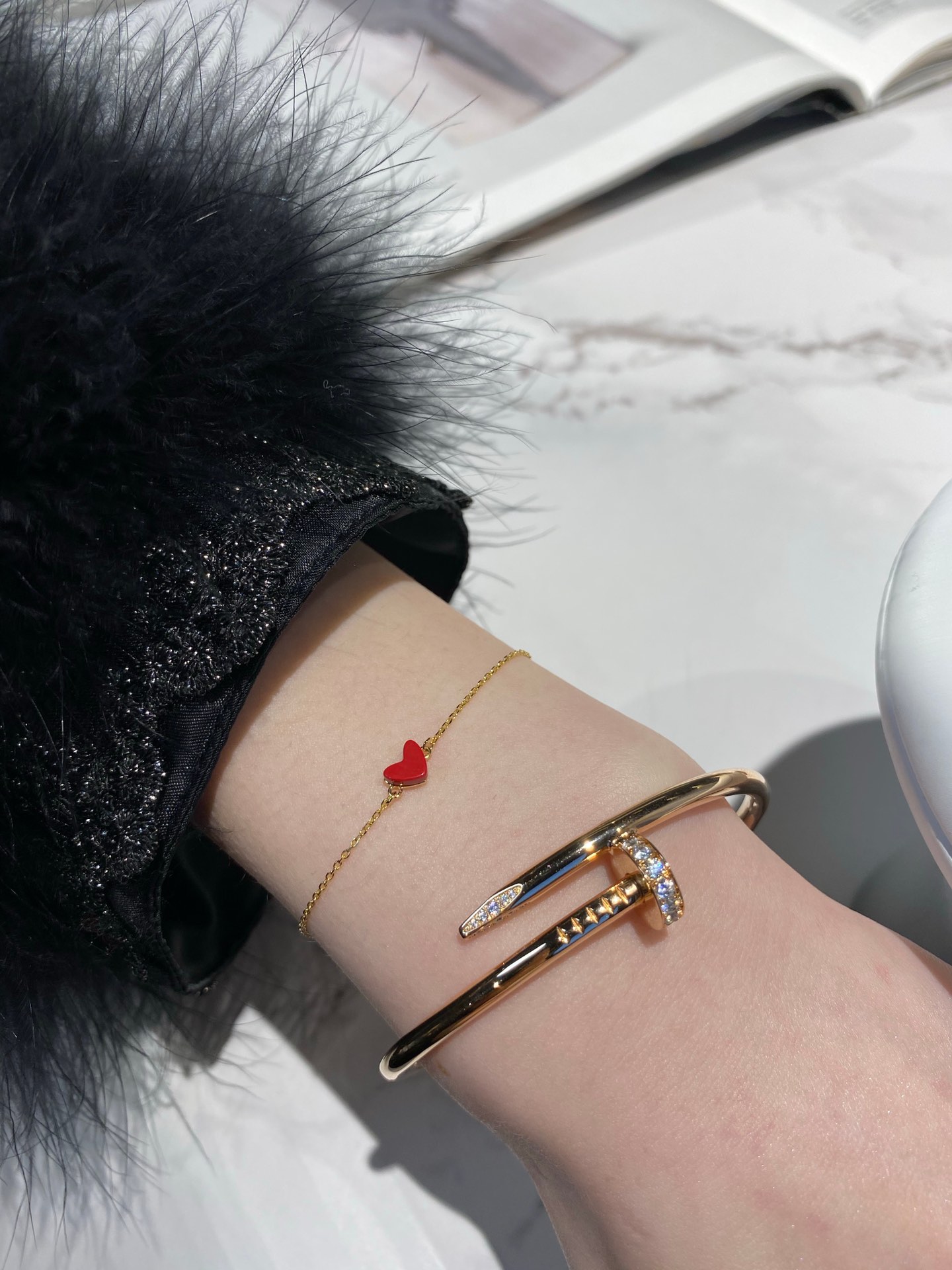 NO:895819,A universal match from big nails, a very stylish and versatile bracelet, bracelet, Cartier high-end jewelry19860909来自大钉子的万能搭配,非常大气百搭的一款手镯,,bracelet,卡迪亚高端饰品,Jewelry
