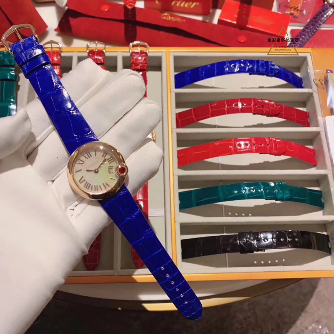 Cartier 卡地亚最完美告白气球手表 新春特别款 珍珠贝壳字面 2 罗马数字 刻度 卡地亚因英文logo 为玫瑰金色 玫瑰金闪粉效果 3宝石 酒红色 4酒红色 美洲短吻鳄鱼皮表带 直径尺寸:30mm