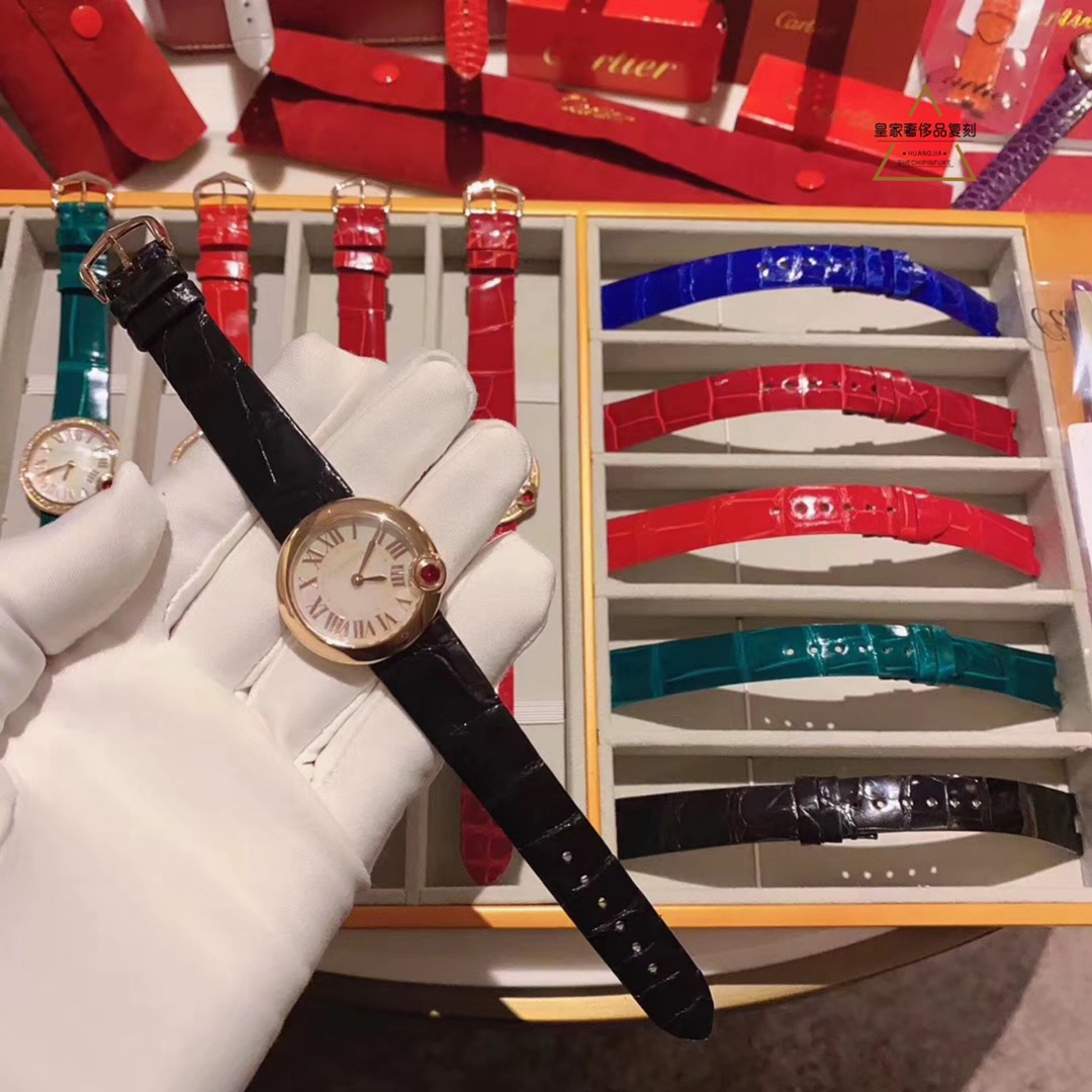 Cartier 卡地亚最完美告白气球手表 新春特别款 珍珠贝壳字面 2 罗马数字 刻度 卡地亚因英文logo 为玫瑰金色 玫瑰金闪粉效果 3宝石 酒红色 4酒红色 美洲短吻鳄鱼皮表带 直径尺寸:30mm