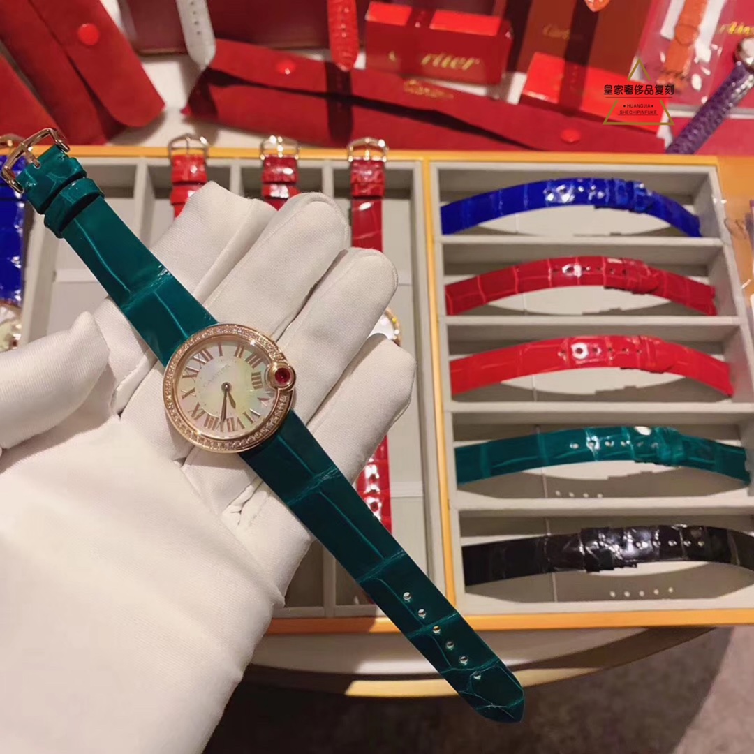 Cartier 卡地亚最完美告白气球手表 新春特别款 珍珠贝壳字面 2 罗马数字 刻度 卡地亚因英文logo 为玫瑰金色 玫瑰金闪粉效果 3宝石 酒红色 4酒红色 美洲短吻鳄鱼皮表带 直径尺寸:30mm