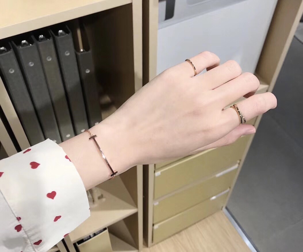 NO:100862,Tijia Smiling Bracelet (Platinum/Rose Gold) The simpler the more you look, the more pleasing. Recommendation index, Tiffany necklace, tiffany, necklace, bracelet19860909蒂家笑脸手链（白金/玫金） 越简单越耐看 推荐指数,蒂芙尼项链,tiffany,necklace,bracelet,Jewelry