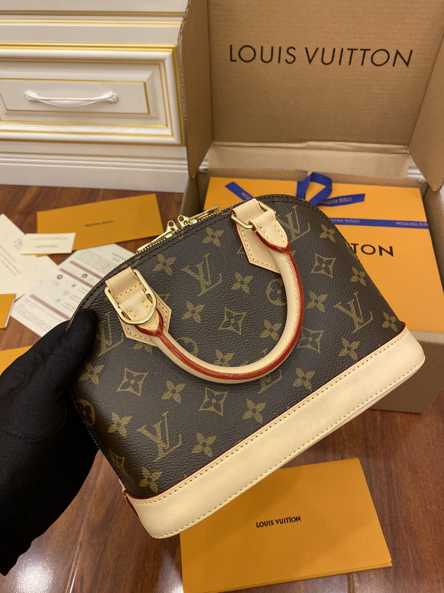 Louis Vuitton LV Alma BB 贝壳包 M53152