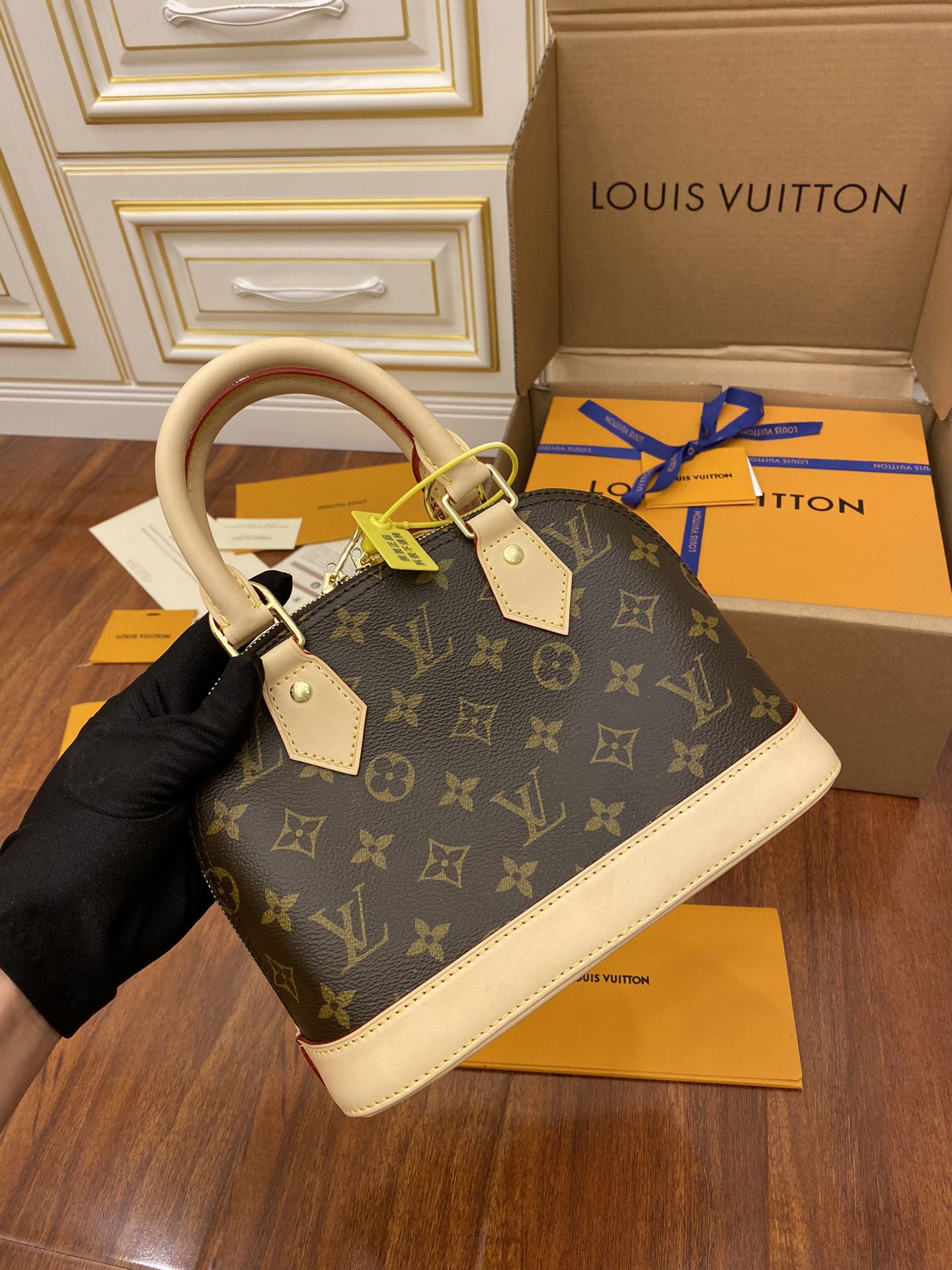 Louis Vuitton LV Alma BB 贝壳包 M53152
