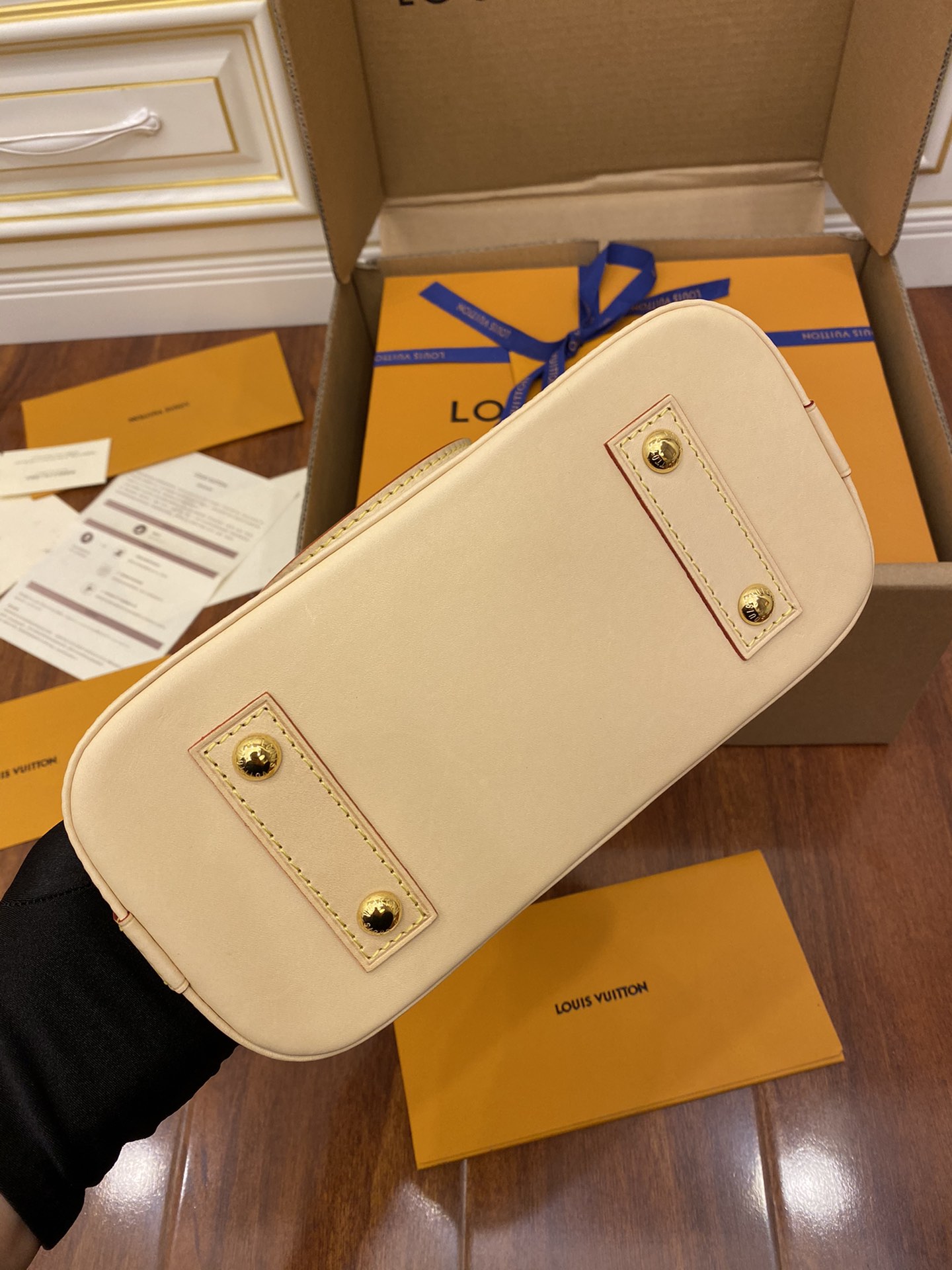 Louis Vuitton LV Alma BB 贝壳包 M53152