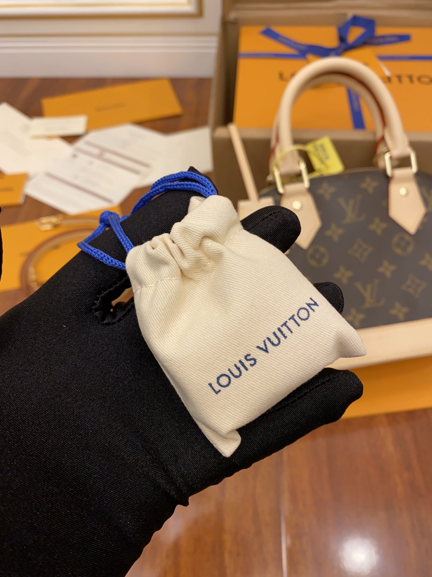 Louis Vuitton LV Alma BB 贝壳包 M53152