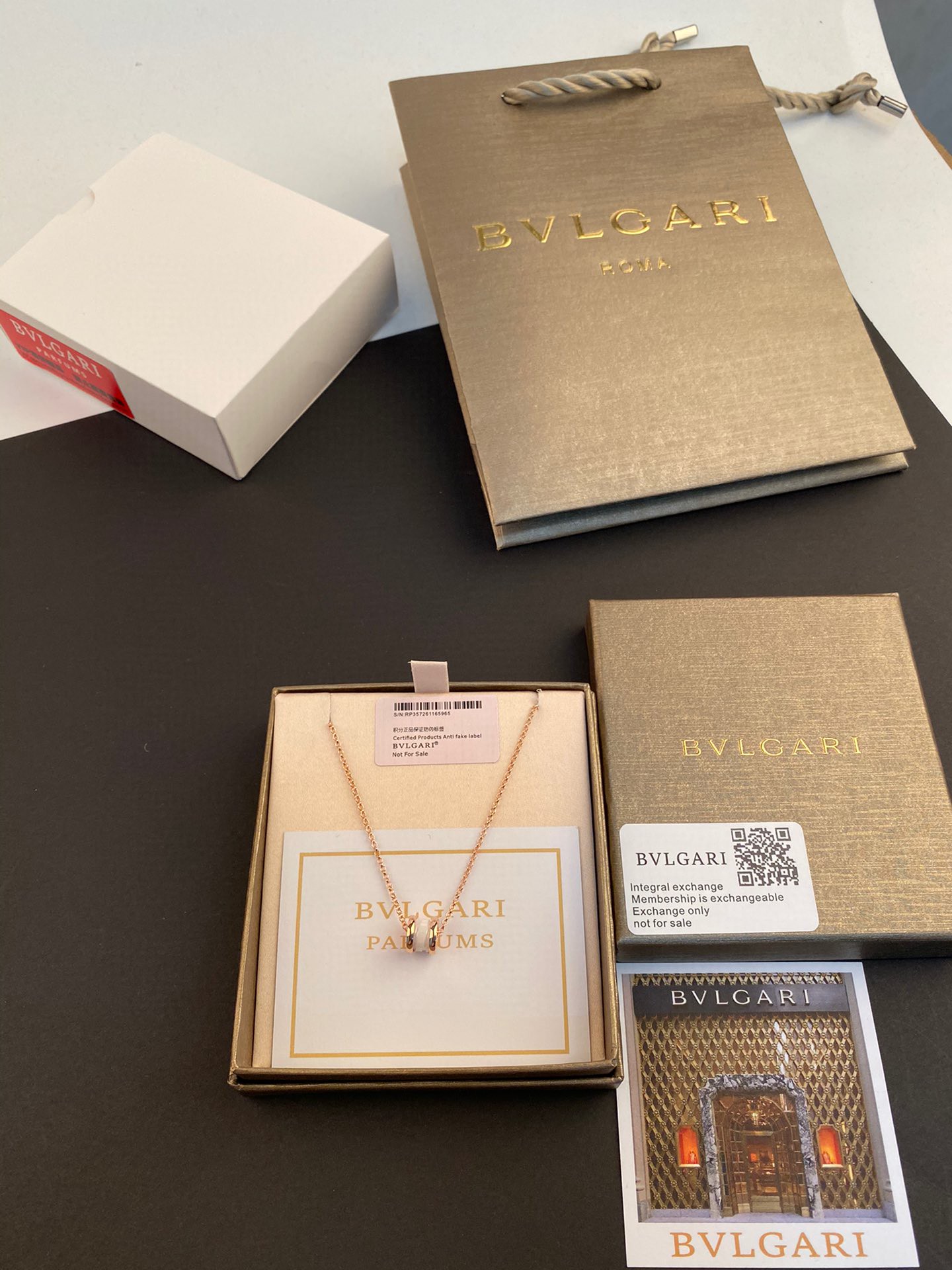 Bvlgari 宝格丽 款 小号陶瓷项链、黑白色