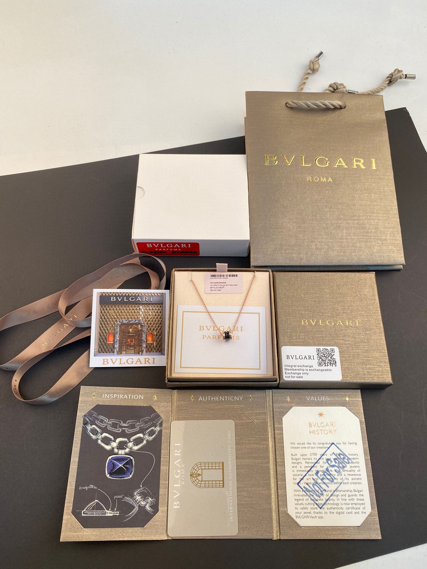 Bvlgari 宝格丽 款 小号陶瓷项链、黑白色