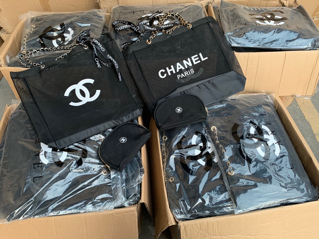 Chanel 专柜款经典手袋 4