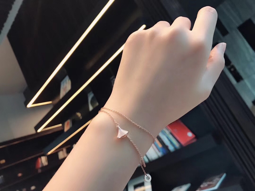 NO:102194,Diva small skirt series White shells are also available, Bulgari bracelet, bvlgari, skirts, bracelet19860909Diva小裙子系列 白贝也有哟,宝格丽手链,bvlgari,skirts,bracelet,Jewelry
