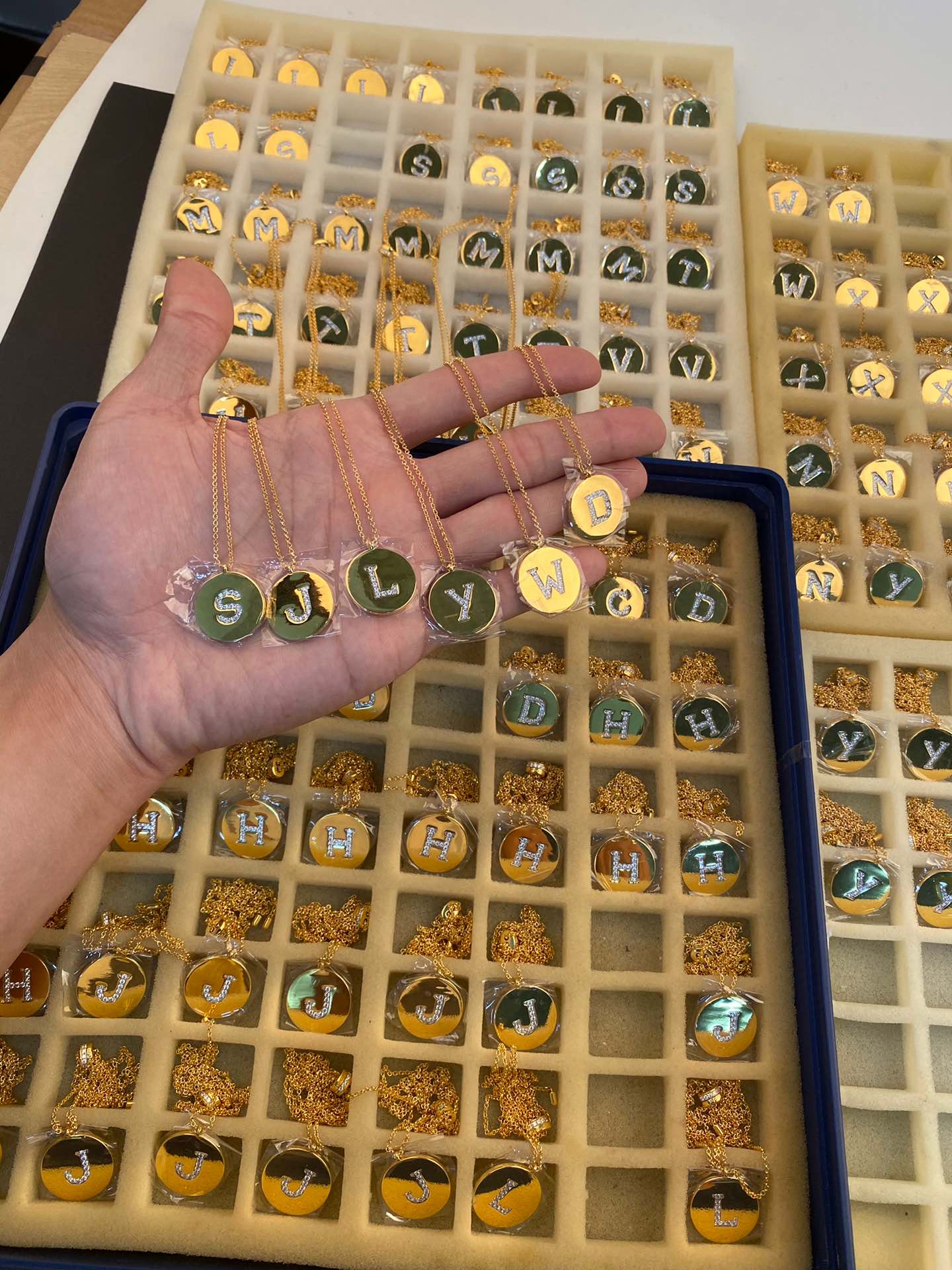 💰200正品打版(🤗微镶工艺)🙅🏻♂不是蜡镶
APM Monaco字母硬币项链女银首饰颈链叠戴圆牌金币吊坠彩金锁骨链
