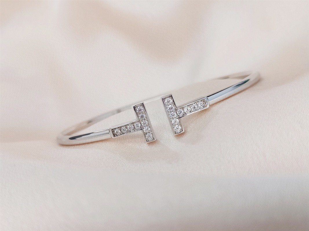 NO:102323,Tiffany double T bracelet diamond-inlaid white gold bracelet Tiffany double T bracelet / Cartier bracelet / VCA signature ring, Tiffany bracelet, cartier, tiffany, ring, bracelet19860909蒂芙尼双T手镯 镶钻款白金色手环 蒂芙尼双T手镯 /卡地亚手镯/VCA签字戒指,蒂芙尼手镯,cartier,tiffany,ring,bracelet,Jewelry