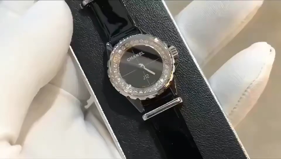 Chanel 香奈儿全明星J12 粉 Chanel家的陶瓷系列腕表 在奢侈品陶瓷表中的大佬地位从未被感动过 作为J12 系列 XS代表了最新的陶瓷 系列的创新设计 表盘外壳依旧为陶瓷 表带材质改成了皮质 并且有宽与窄两层 可拆卸佩戴 该系列XS一出世就霸屏了所有 资讯期刊电子刊 成为又一 J12成员之一 全网唯一品质 进出全球 无忧