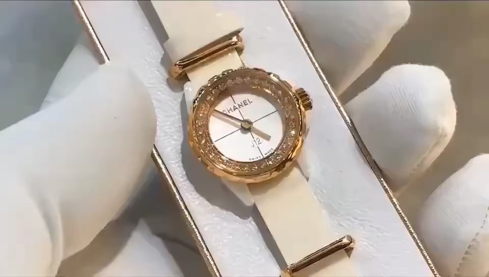 Chanel 香奈儿全明星J12 粉 Chanel家的陶瓷系列腕表 在奢侈品陶瓷表中的大佬地位从未被感动过 作为J12 系列 XS代表了最新的陶瓷 系列的创新设计 表盘外壳依旧为陶瓷 表带材质改成了皮质 并且有宽与窄两层 可拆卸佩戴 该系列XS一出世就霸屏了所有 资讯期刊电子刊 成为又一 J12成员之一 全网唯一品质 进出全球 无忧