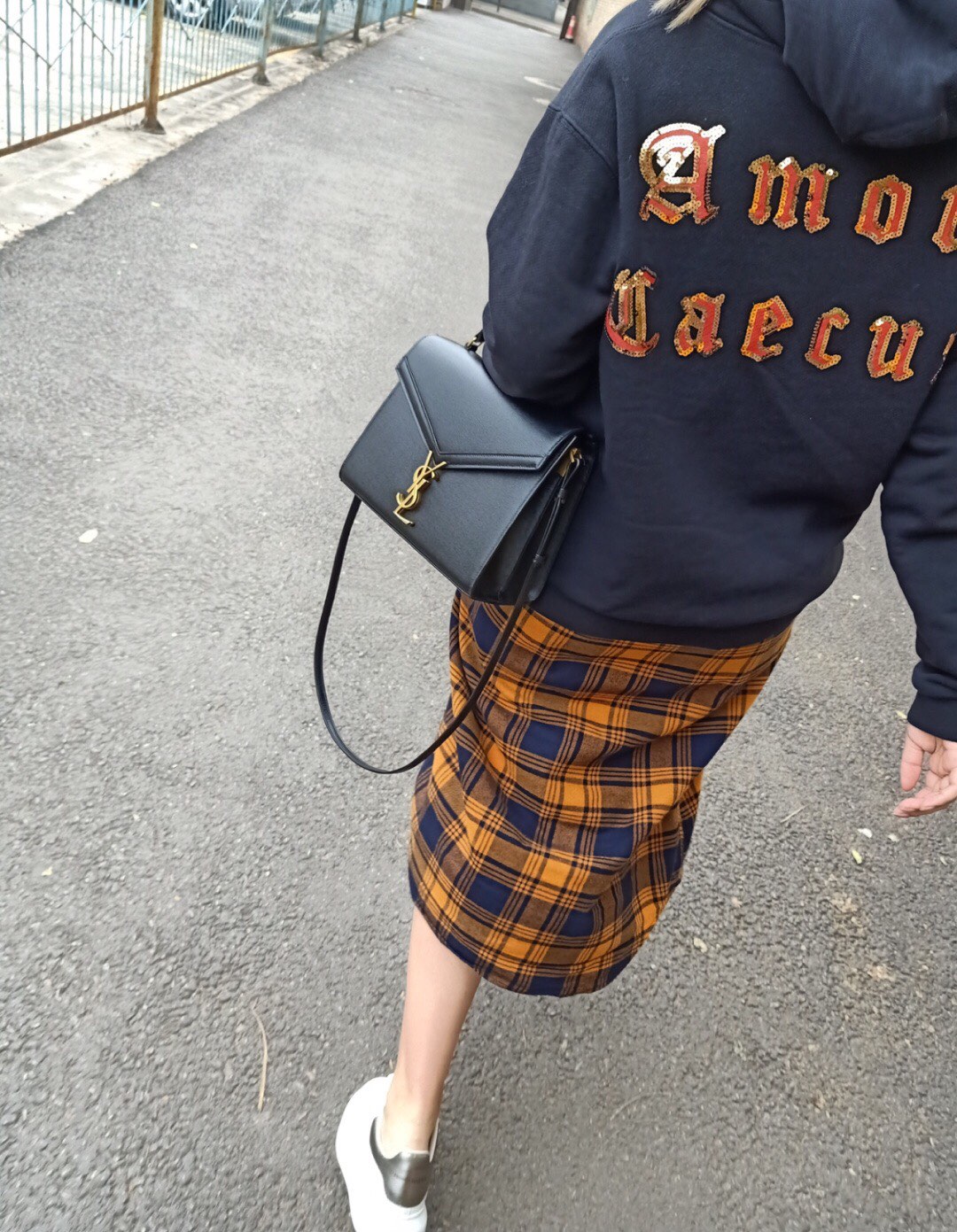 Saint Laurent Ysl CASSANDRA鱼子酱纹手拎包 578000黑色