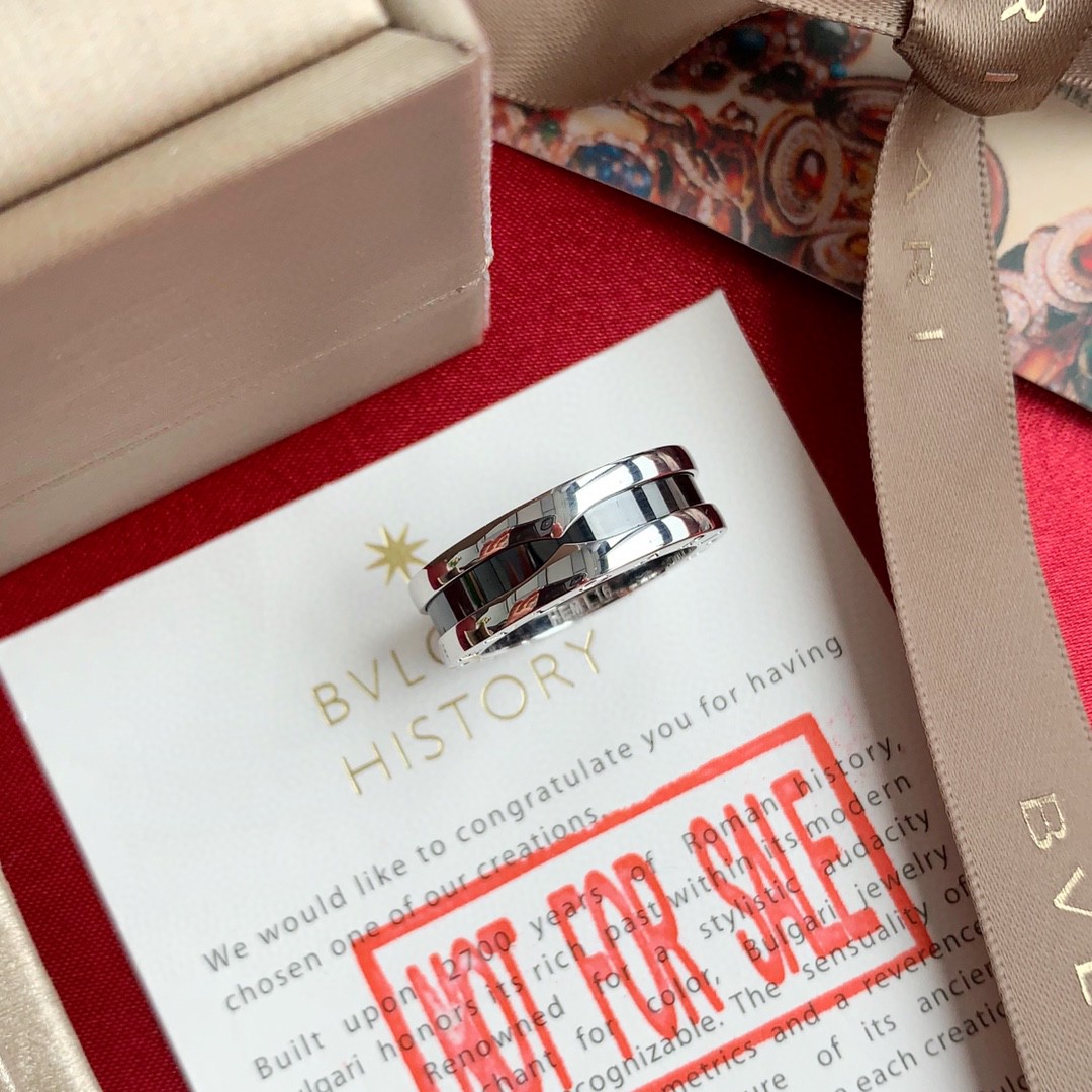 独家现货!BVLG@RI宝格丽官网十周年积分换购纪念版 黑陶瓷戒指 宝格丽经典系列慈善款小红人戒指 情侣款戒指 (大码需要预定)安尺码标下单选好尺寸!无论是旅行度假上班工作,无论是长发短发它都能搭配出你心仪的造型!宝格丽成立130周年的纪念时刻,支持救助儿童会(Save theChildren)计划特别推出的慈善款银质陶瓷质地有项链和手链特别的还有一个代表救助儿童会(Save the Children)的小红人圆标.925银材质的慈善款极具性价比而且是专为慈善募捐而设计,募捐用途是帮助弱势儿童极具意义因此全球热销!更是搭配冬季大衣夏季礼服休闲职业必备百搭奢侈品珠宝!配送全套包装!