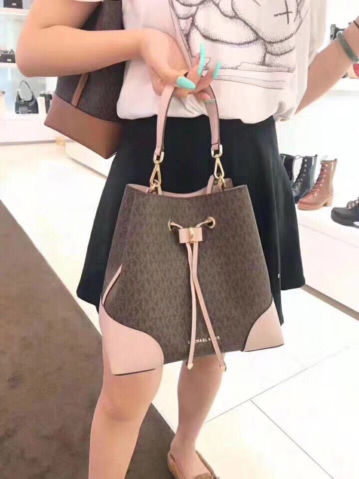 Michael Kors M家水桶包