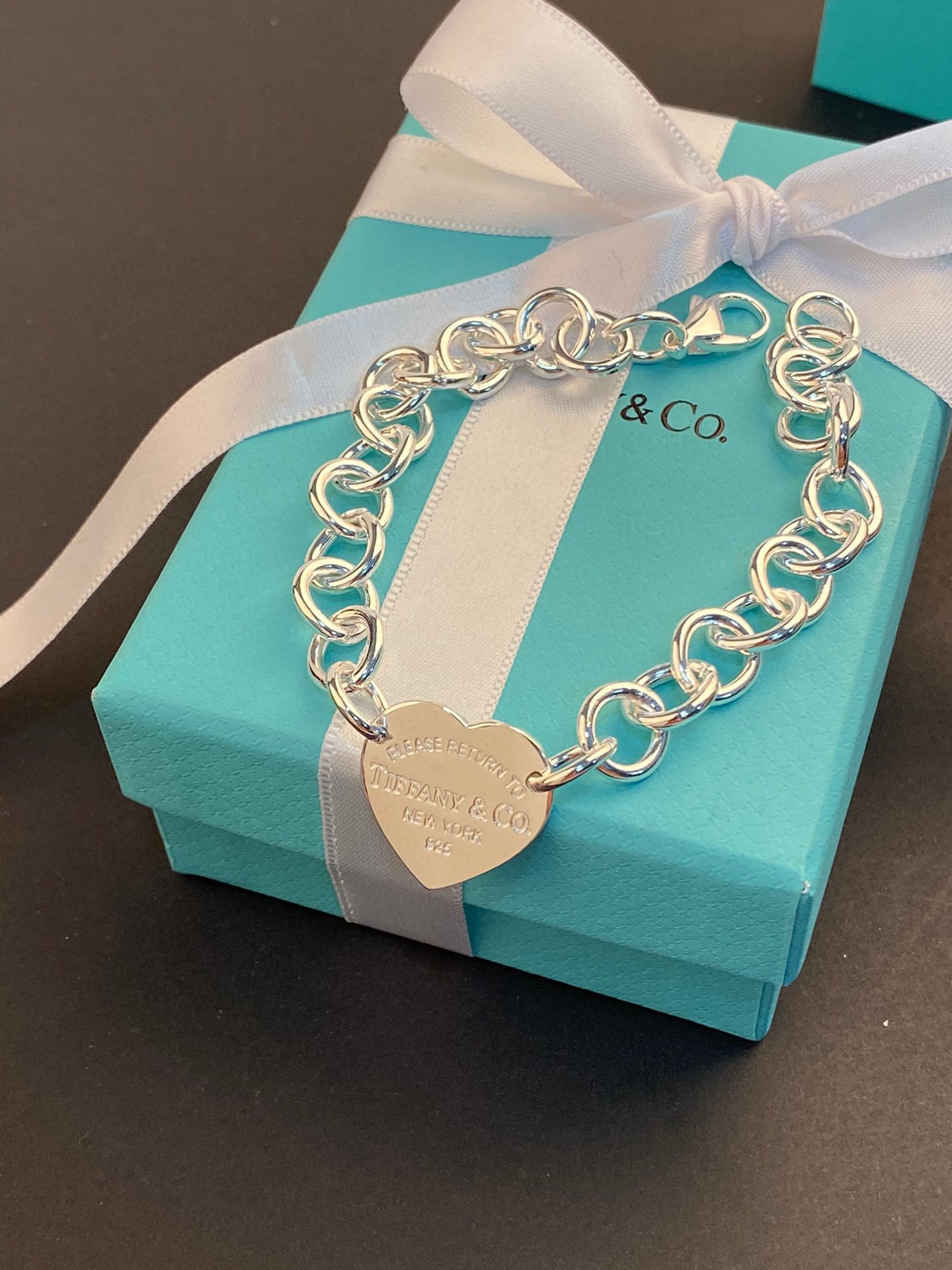 NO:102377,Tiffany Heart Bracelet The highest version of Tiffany on the market, pin buckle thick bracelet, highest version quality, original version 1:1 revision, outer circle high-definition font print, internal TF new font print, just like the original version, the details are shot. Couples and best friends go on a monk and take photos to show their love and show their true love, Tiffany bracelet, tom ford, tiffany, bracelet19860909Tiffany心手链 市面最高版蒂芙尼 针扣粗款手链 、最高版本品质 原版1:1改版,外圈高清字印、内部TF新增字印,跟原版一摸一样,细节实拍.情侣闺蜜出家旅行拍照秀恩爱鉴真情必备良品,蒂芙尼手链,tom ford,tiffany,bracelet,Jewelry