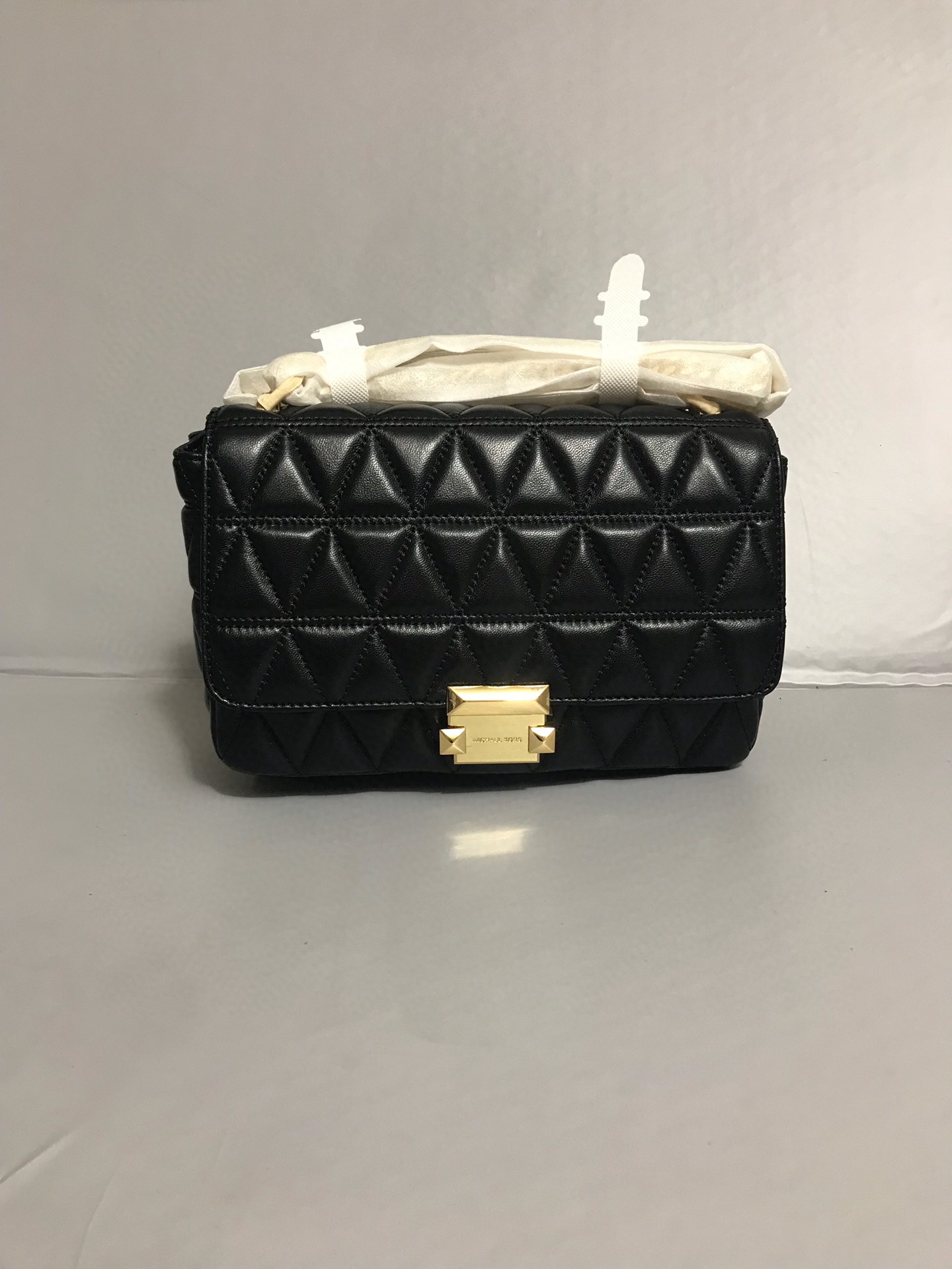 Michael Kors 新款新 MK中号V格小香风羊皮包 链条，、黑色、樱桃红，金色五金，中间有隔层。多个内插卡袋和拉链袋 走线非常美观